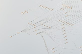 Ilustração abstrata de uma rede neural digital complexa, com conexões luminosas e fluxos de dados.