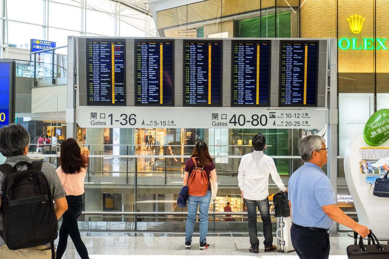 Passageiros consultam o painel de partidas no terminal de um aeroporto.