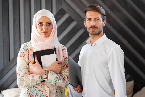 Equipe profissional multicultural reunida em um ambiente interno de trabalho.