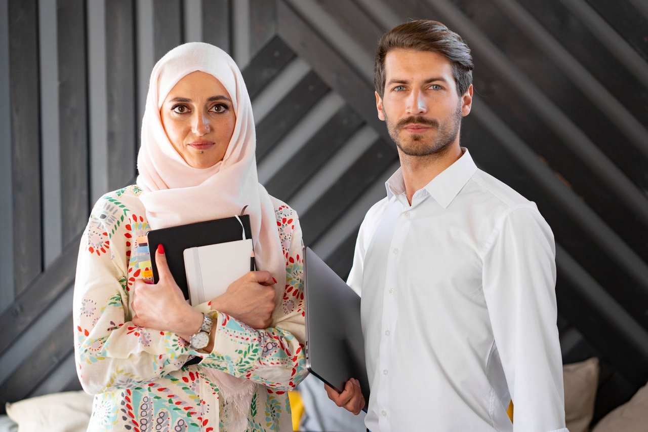 Equipe profissional multicultural reunida em um ambiente interno de trabalho.