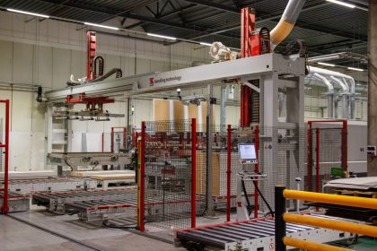 Braço robótico em operação em uma fábrica industrial moderna