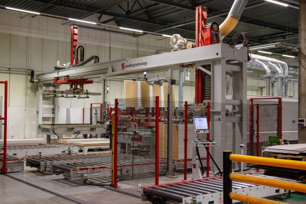 Braço robótico em operação em uma fábrica industrial moderna